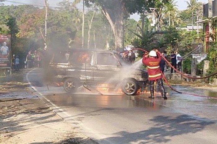 Sebuah Toyota Kijang habis dilahap si jago merah di SPBU Candiroto, Temanggung, Jawa Tengah.