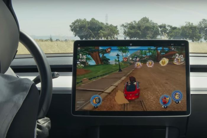 Game Beach Buggy 2 di dalam mobil Tesla
