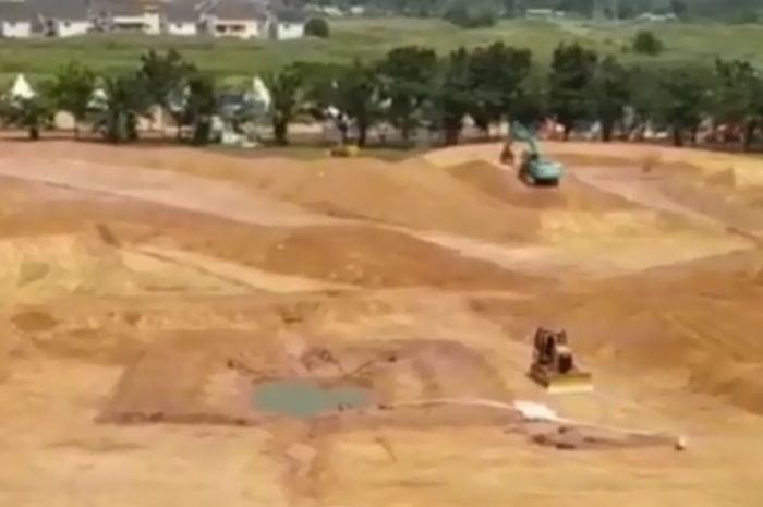 Kondisi terkini sirkuit MXGP Palembang di OPI Mall Palembang dalam proses penyelesaian