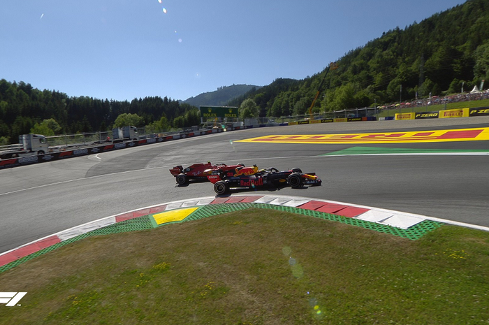 Max Verstappen dan Charles Leclerc bersaing di F1 Austria