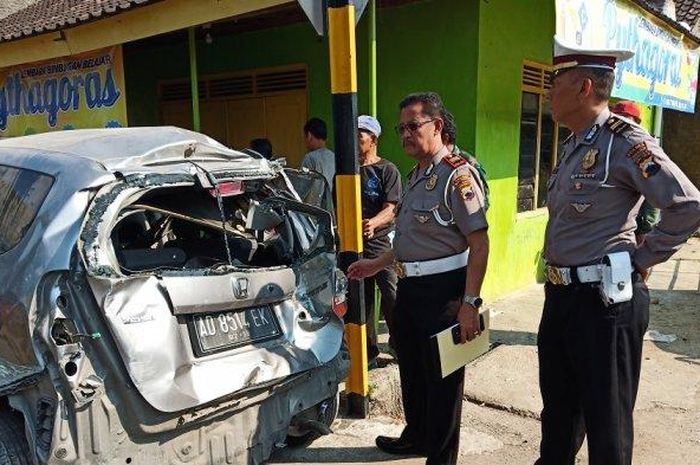 Honda Jazz terseret kereta 10 meter, bodi hancur hantam dinding rums kost hingga berbunyi keras