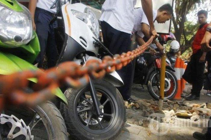 Ilustrasi etugas Dinas Perhubungan (Dishub) Kota Makassar membongkar area parkir yang menggunakan jalur pedestrian sebagai lahan parkir.