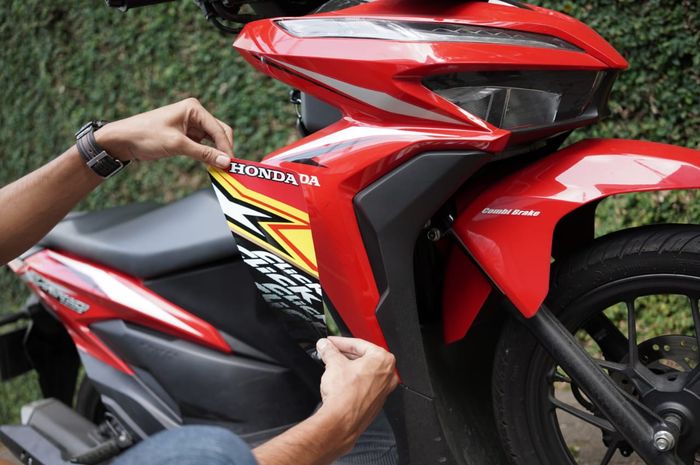 Pasang stiker atau decal bisa jadi solusi ubah tampilan Honda Vario 125 makin ganteng