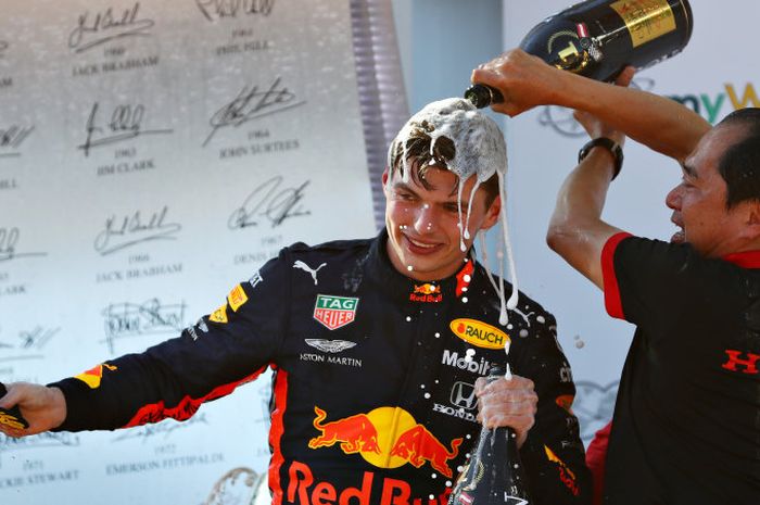 Max Verstappen dan Toyoharu Tanabe (kanan) saat berselebrasi di podium dengan mata berkaca-kaca