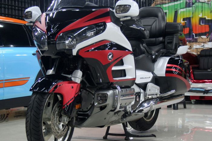 Honda Gold Wing aplikasikan 3 kombinasi warna stciker TeckWrap