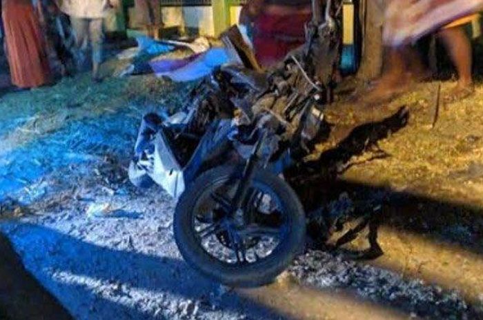 Bus Hantam Motor dari arah berlawanan hingga menyebabkan pengendara meninggal dunia, di Jalan Raya Tuban-Bancar KM 20-21, Desa Purworejo Kecamatan Jenu, Selasa (2/7/2019), malam. 