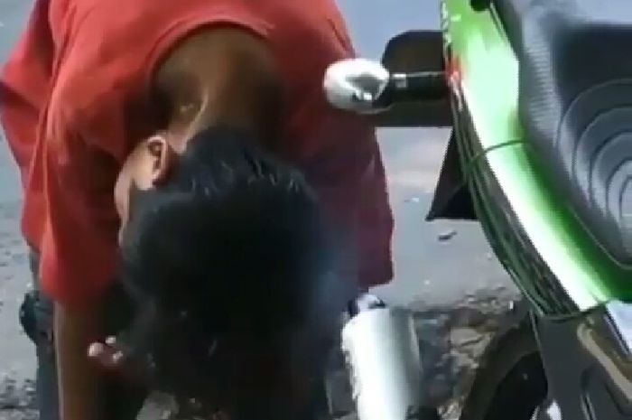 Aksi bocah mewangikan rambut dengan asap knalpot Kawasaki Ninja 150 R 