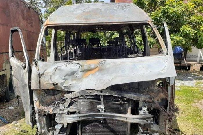 Toyota Hiace hangus dibakar massa