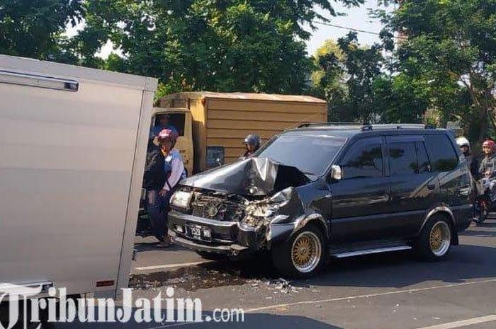 Kondisi mobil pasca tabrakan sebelum dievakuasi petugas, kondisi mobil ringsek