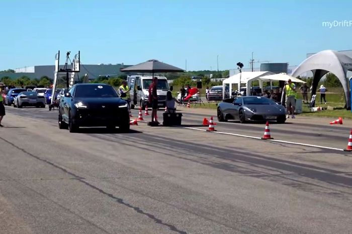Drag race antara Lamborghini Urus dengan Murcielago