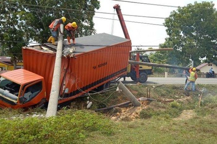 Mobil PT Pos seruduk tiang listrik akibat ban pecah