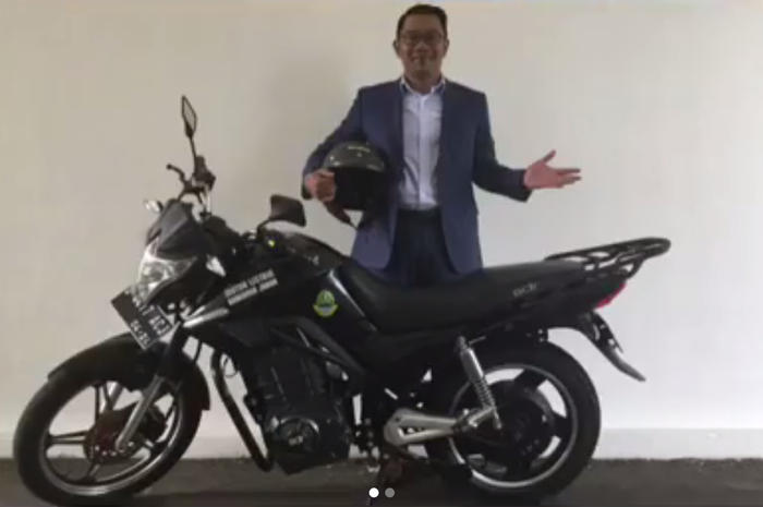 Gubernur Jawa Barat, Ridwan Kamil dengan motor listrik yang bakal dipakainya sehari-hari