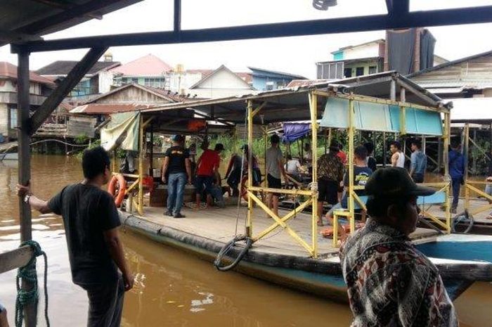 akibat rem motor tidak pakem, satu keluarga nyemplung sungai. Hingga kini sang anak belum ditemukan