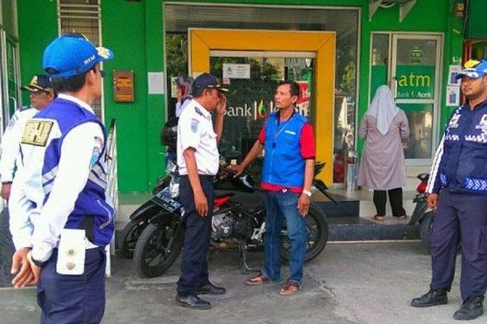 Juru parkir liar diamankan oleh petugas gabungan Dinas Perhubungan dengan Polresta Kota Banda Aceh.