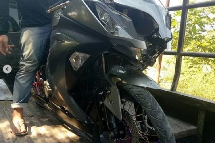 Kawasaki Ninja 250 terlibat kecelakaan