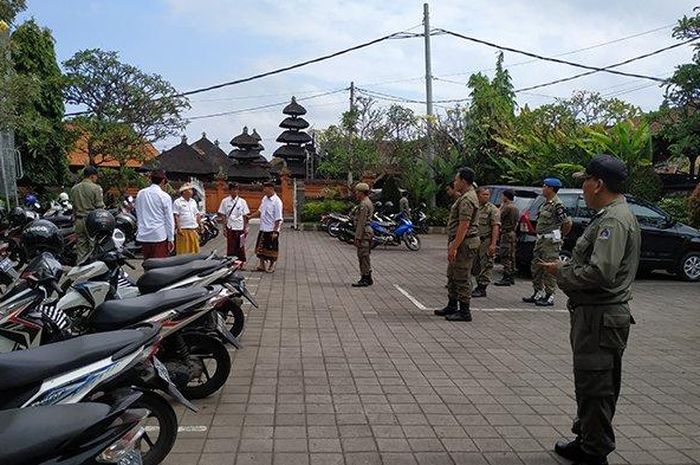 I Komang Suardana mencari Honda Varionya yang hilang bersama dengan petugas Satpol PP.