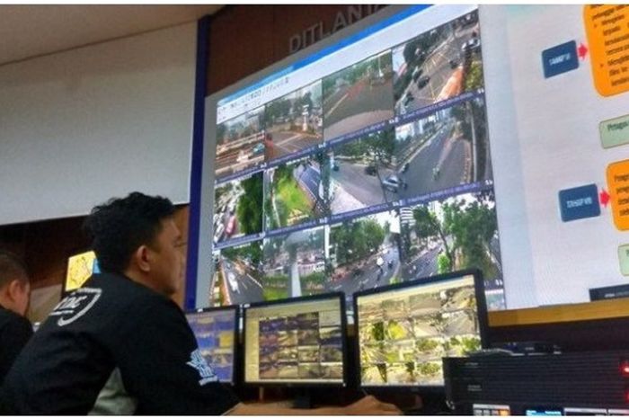 Kamera CCTV memantau seluruh aktivitas di jalan raya