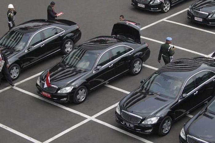 Mobil kepresidenan yang saat ini dipakai Mercedes-Benz S600 Pullman Guard