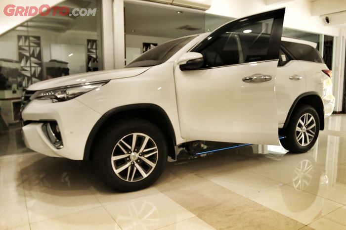 Footstep elektrik biru menyala di Fortuner sanggup tahan beban sampai 200 kg