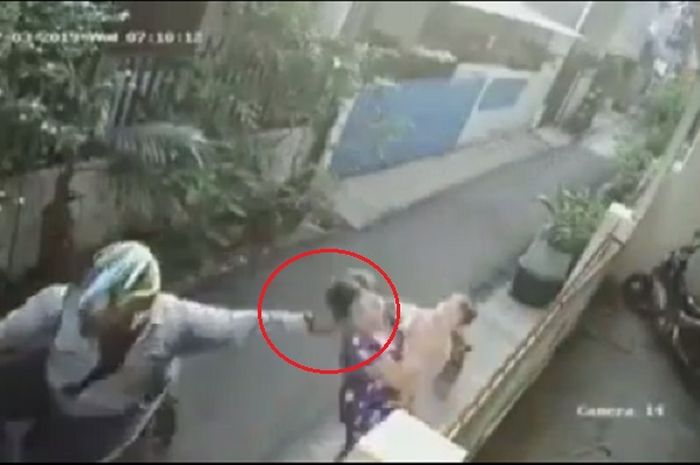 Jambret bermotor mencuri kalung seorang wanita
