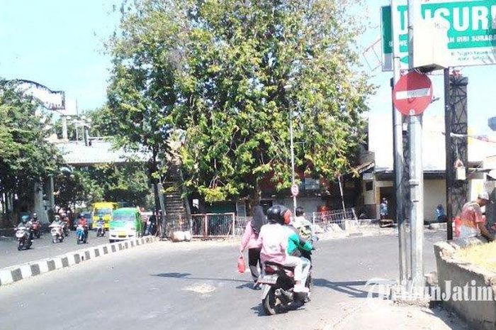 pengendara roda dua saat melawan arus di pintu keluar bus Terminal Purabaya