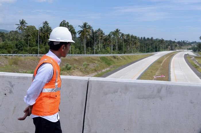 Presiden Joko Widodo saat memantau Tol Manado- Bitung