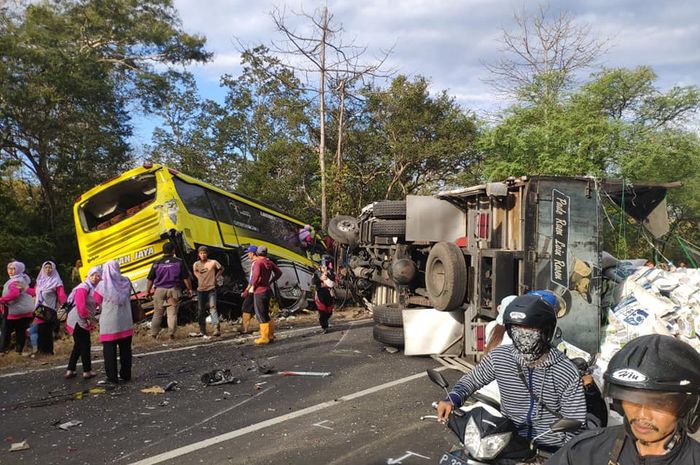 Kecelakaan karambol di Situbondo Jawa Timur