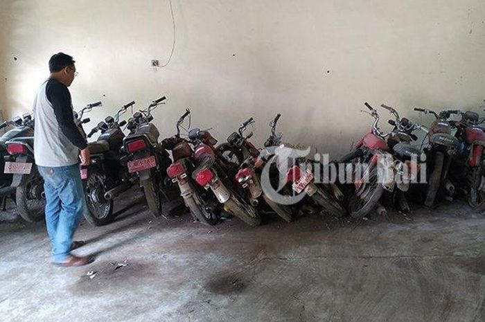 Deretan sepeda motor dinas yang dilelang Pemkab Klungkung, Jumat (5/7/2019). Semuanya dalam kondisi rusak berat. Pernah Dilelang tapi Tidak Laku, Pemkab Klungkung Kembali Lelang 22 Motor Rusak Berat