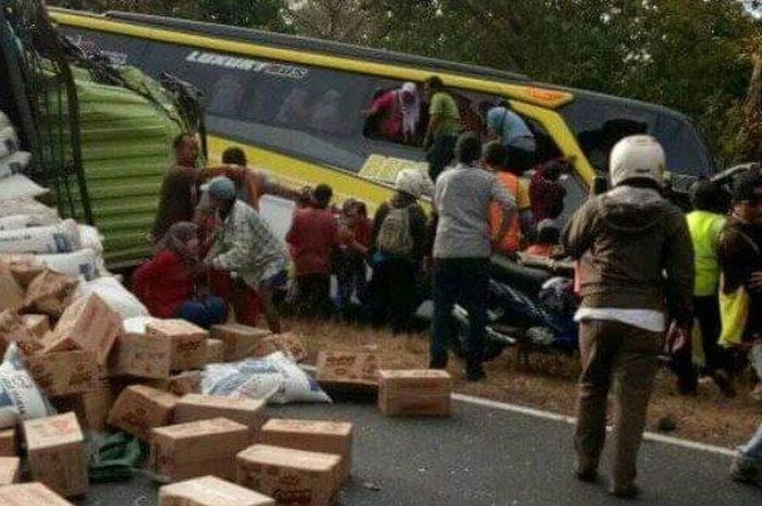 Rombongan bus yang ditumpangi guru TK dan Paud se-Kecamatan Gresik terlibat kecelakaan di Jalur Pantura, Hutan Baluran, Desa Wonorejo, Kecamatan Banyuputih, Kabupaten Situbondo