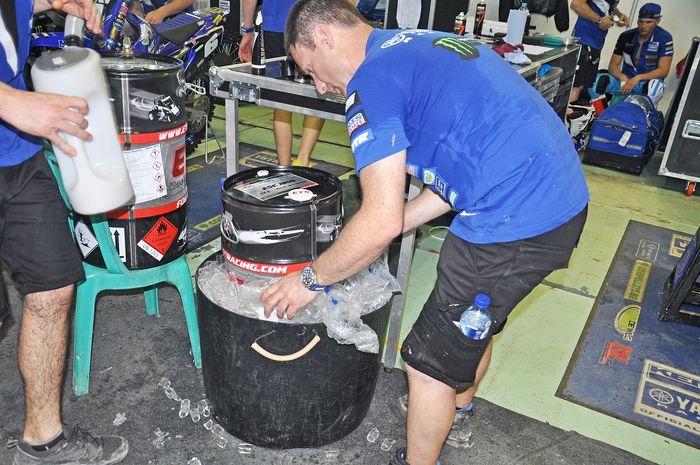 Bensin direndam es batu di MXGP