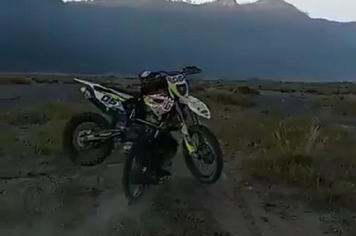 Trail Husqvarna yang special engine, masih kalah dengan Honda GL Pro. Kuat digendong di Bromo.