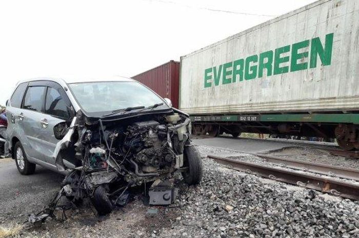 Kondisi Daihatsu Xenia setelah menabrak kereta api di Desa Bandengan, Kecamatan Mundu, Kabupaten Cirebon, Jumat (5/7/2019) 