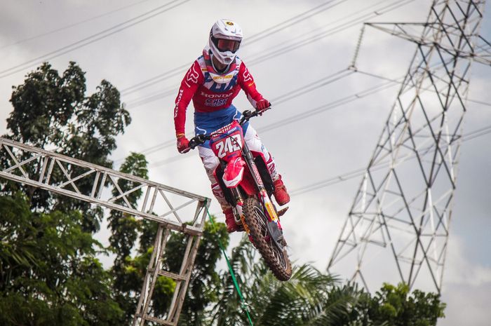 Tim Gajser tercepat di sesi kualifikasi MXGP Palembang (6/7). Romain Fabvre mengejar di peringkat keempat 