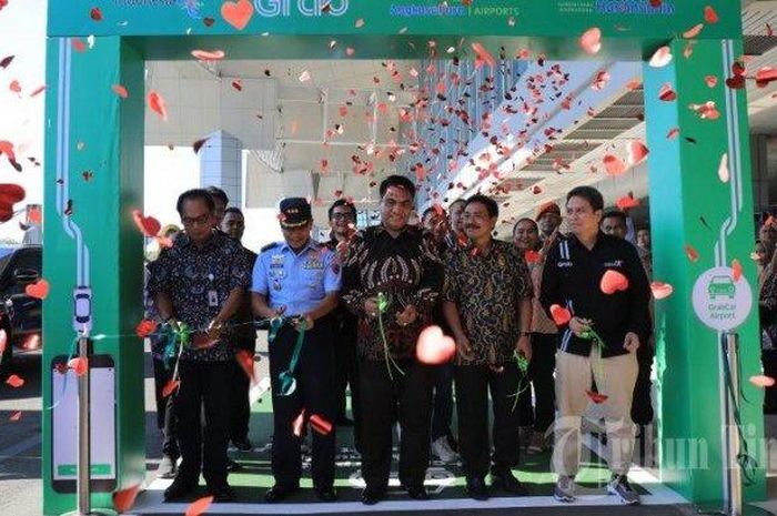 Pengguntingan pita pada acara peresmia GrabCar Airport di Bandara Internasional Sultan Hasanuddin, Makassar pada Jumat (5/7).