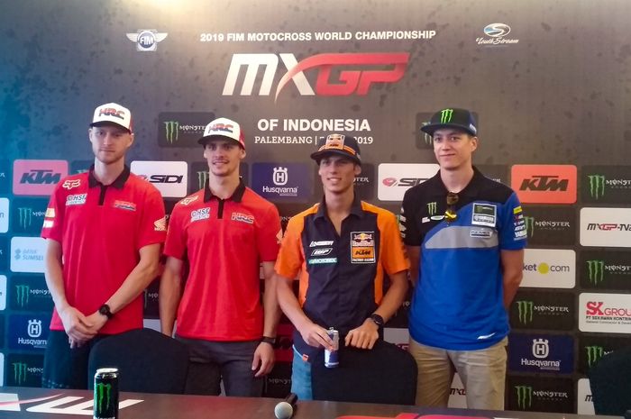 Kiri-kanan: Calvin Vlandeeren, Tim Gajser, Jorhe Prado, dan Ben Watson setelah konfrensi pers Qualifying Race MXGP Palembang
