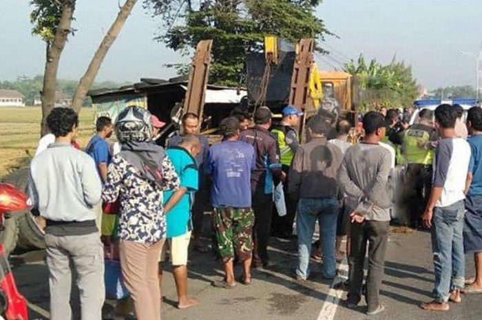 Sejumlah warga berkerumun di lokasi tewasnya Candra, warga Surabaya yang menabrak truk parkir di Jombang, Jumat (5/7/2019)  