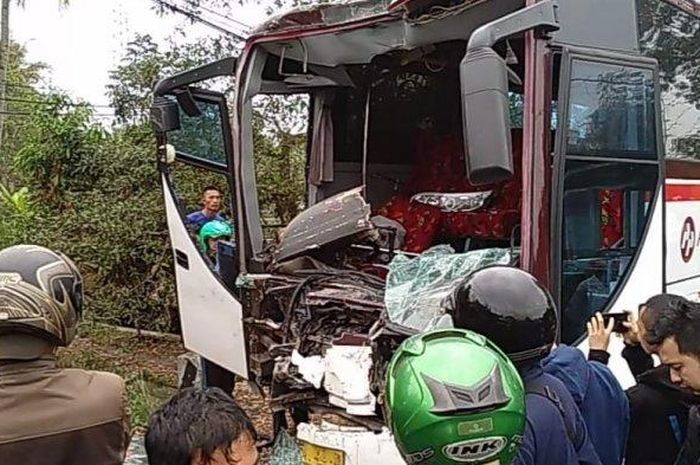 Bus Primajasa rontok dihantam Sugeng Rahayu