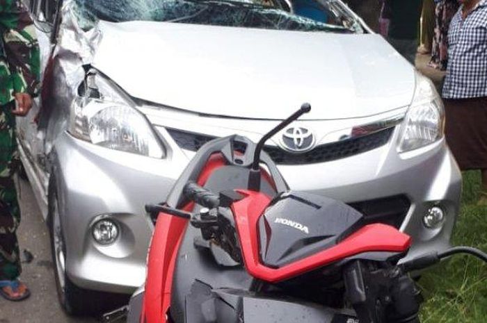 Toyota Avanza dan Honda Vario yang terlibat tabrakan dalam kondisi ringsek (rusak parah).