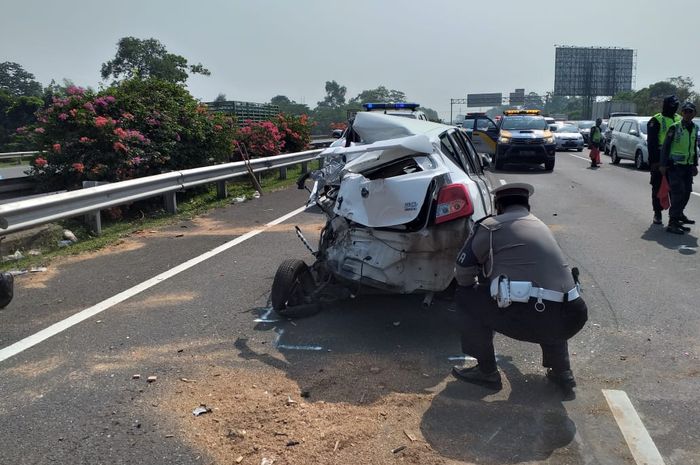 Tabrakan beruntun terjadi di ruas Jalan Tol Jagorawi tepatnya di KM 31.800 jalur A,