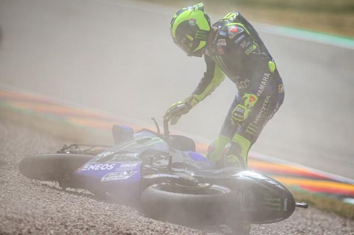 Valentino Rossi ( Monster Energy Yamaha) crash di sesi kualifikasi MotoGP Jerman 2019
