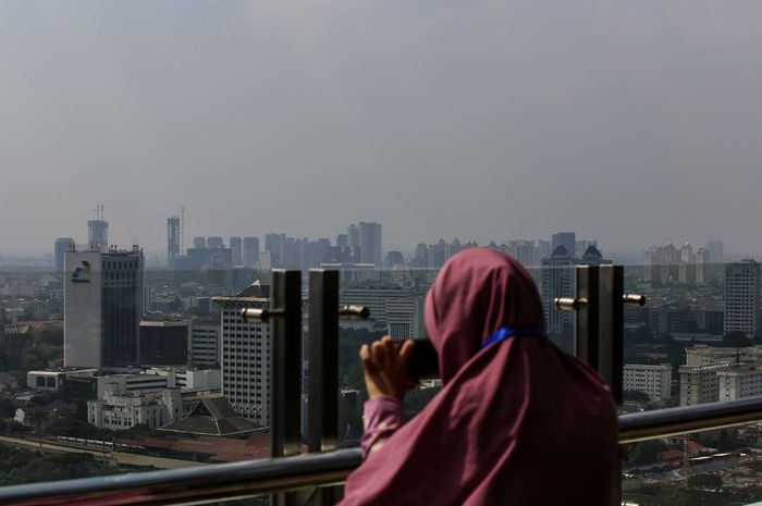Suasana gedung bertingkat yang terlihat samar karena kabut polusi di Jakarta Pusat, Senin (8/7/2019). Kualitas udara di DKI Jakarta memburuk pada tahun ini dibandingkan tahun 2018. Prediksi ini berdasarkan pengukuran PM 2,5 atau partikel halus di udara yang berukuran lebih kecil dari 2,5 mikron (mik