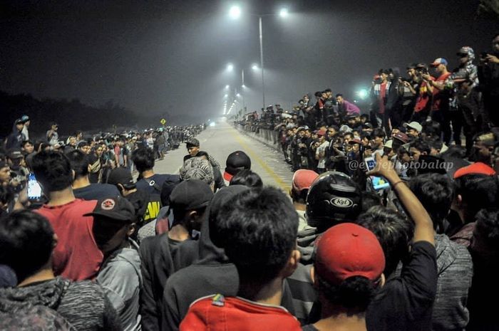 Pemuda di Tangerang memanfaatkan Tol yang belum aktif jadi ajang balap liar