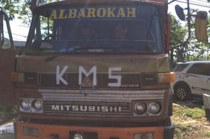 Truk yang melindas korban di Jalan Letjen Sutoyo, Waru, Sidoarjo, diamankan polisi, Senin (8/7/2019).  
