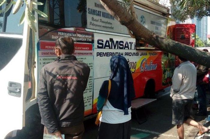 Ilustrasi Samsat Online Keliling di depan E-Plaza Simpanglima, Semarang, Jawa Tengah  terlihat ramai