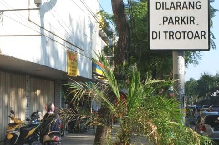 Banyak pengendara sepeda motor yang menggunakan trotoar sebagai jalan dan memarkirkan kendaraannya di sana.