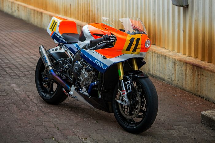 BMW S1000RR berubah tampang jadi motor lawas era 80an