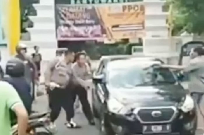 Datsun GO warna hitam yang diserbu polisi 