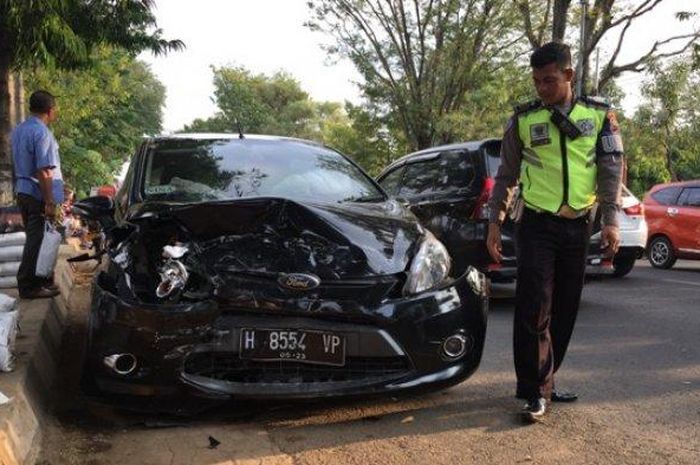 Polisi mengecek kondisi salah satu mobil yang mengalami kecelakaan di Jl Dr Sutomo, Kota Semarang, Jawa Tengah, Selasa (9/7/2019). (TRIBUN JATENG/REZA GUSTAV)