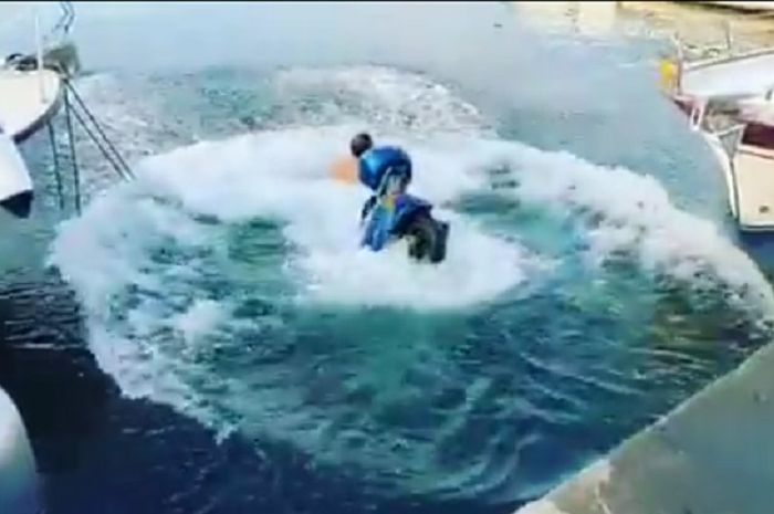 Pemilik bar terjun ke laut pakai motor matik setelah ditantang Mario Balotelli