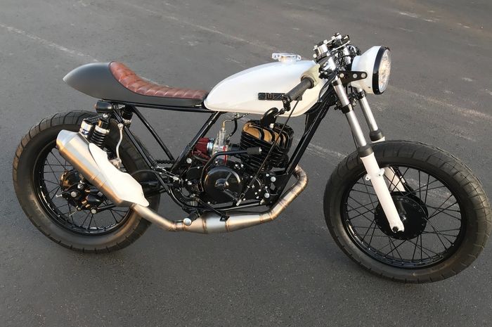 Suzuki TS400 dirombak jadi cafe racer